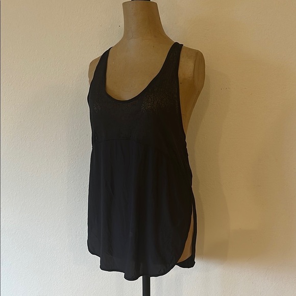 Lululemon 8 black Twist & Train lacy detail tank top great pre owned condition - Picture 1 of 7